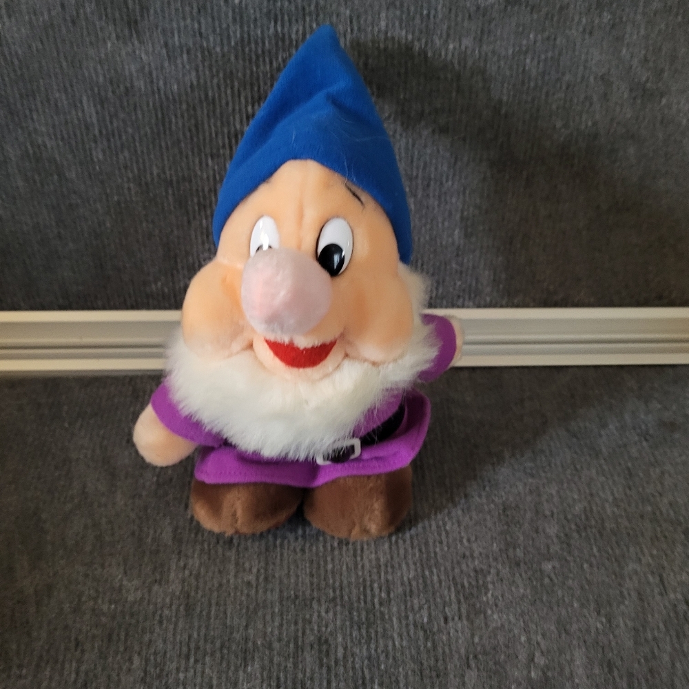 Vintage Walt Disney Seven Dwarfs sneezy Plush.  New old stock